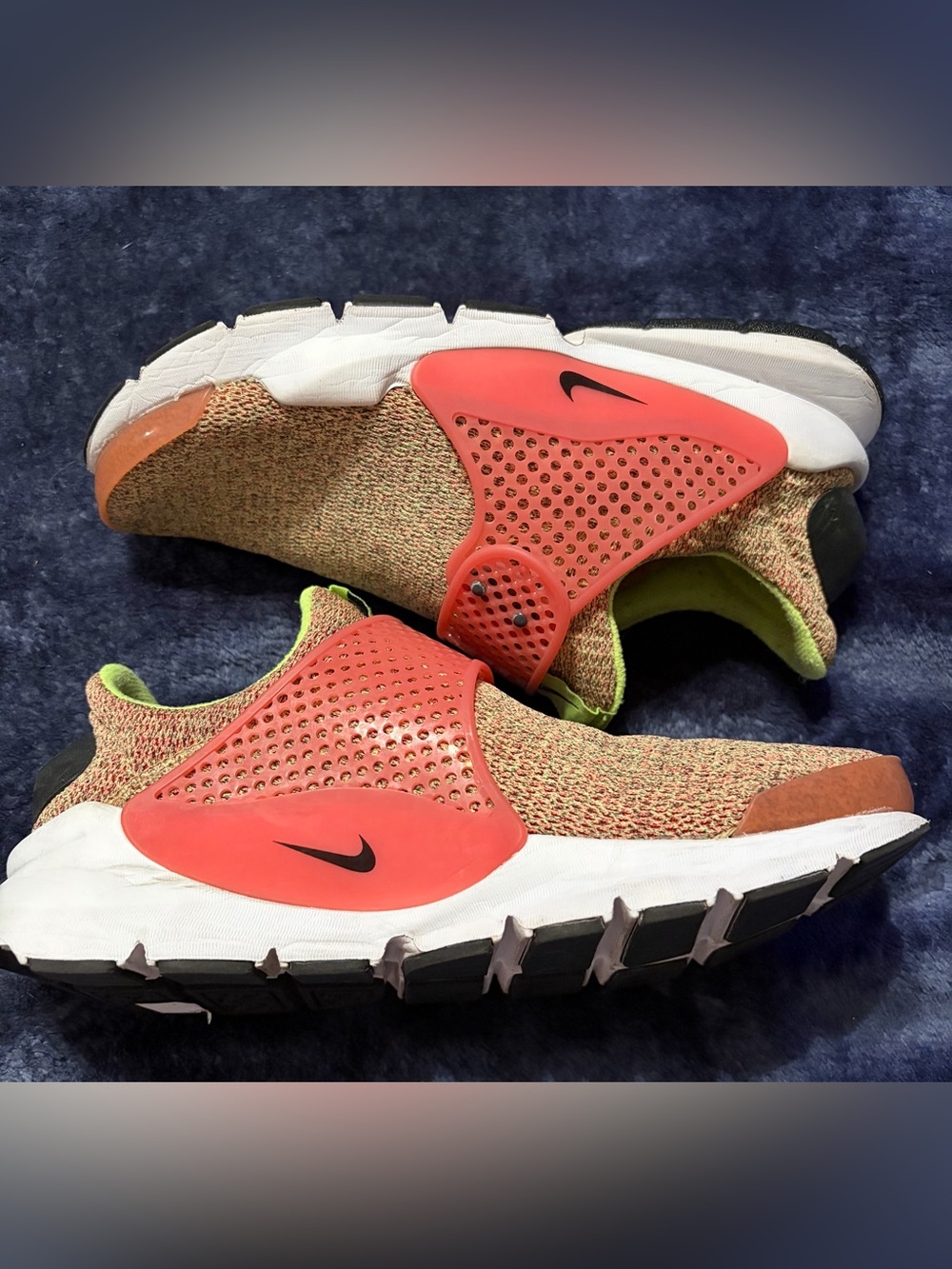 Nike Women’s Size 8 Sock Dart SE in vibrant Ghost Green/Watermelon color block.